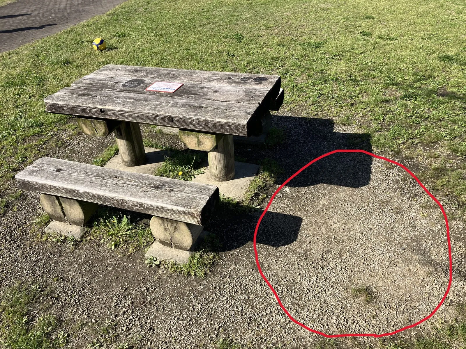 ピクニック広場の野外卓