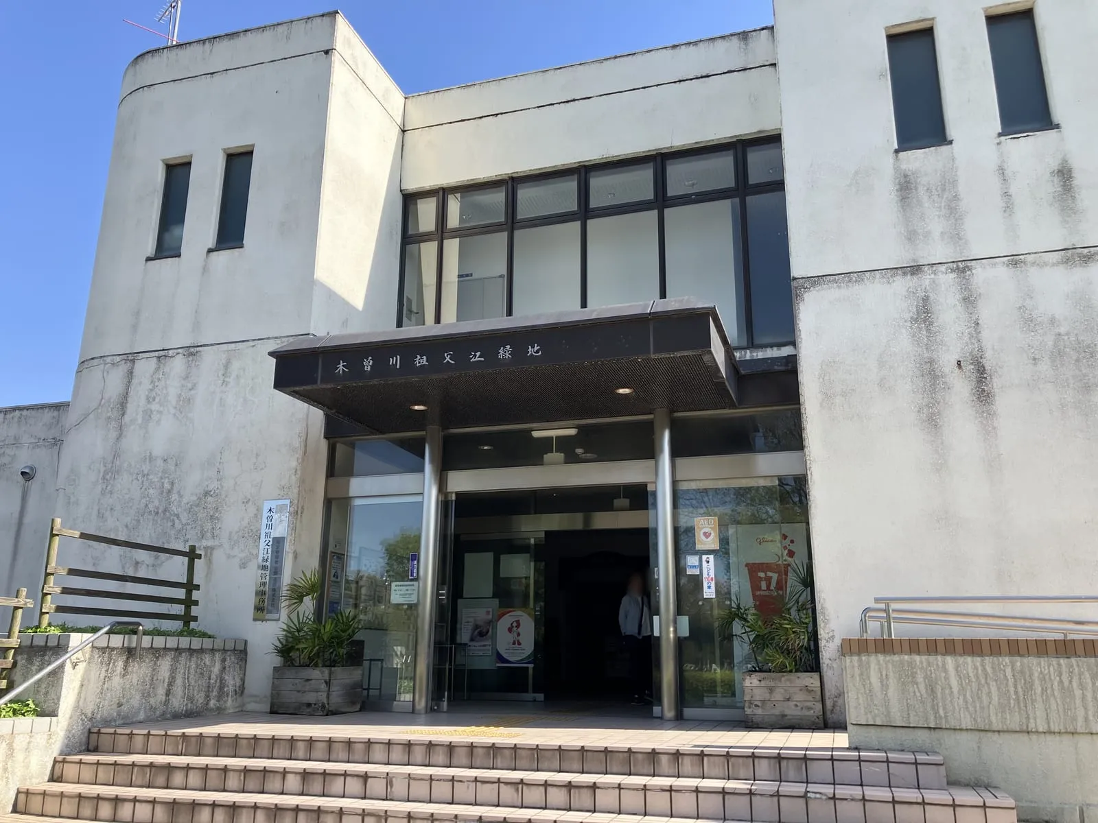 管理事務所そばの屋外プール