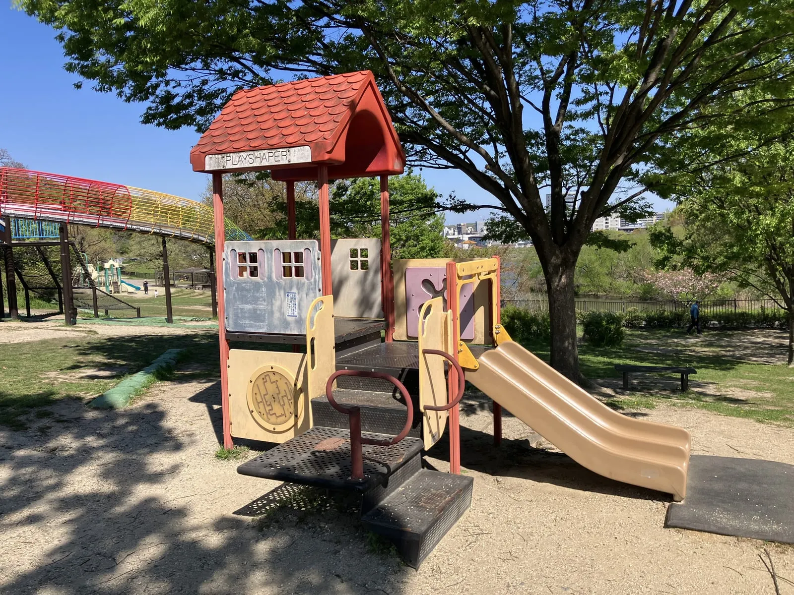 屋根付きの木製遊具
