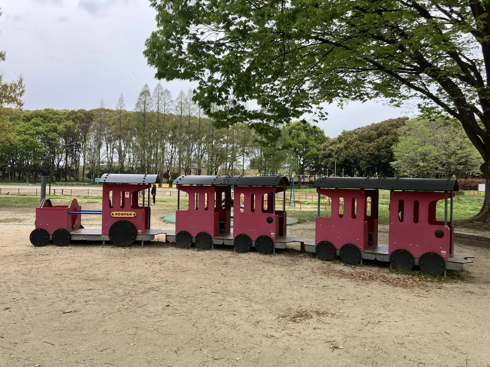 汽車の形をした遊具