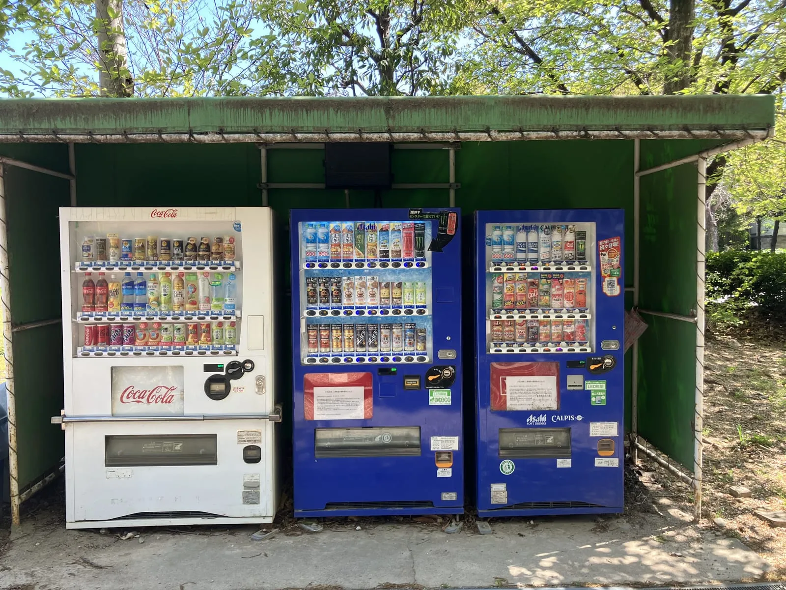 駐車場近くの自動販売機