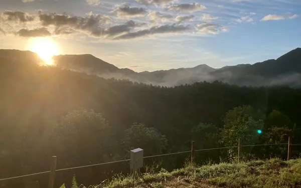 山あいのキャンプ場から望む朝日
