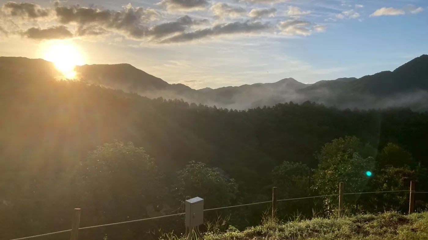 山あいのキャンプ場から望む朝日